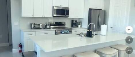 冷蔵庫、電子レンジ、オーブン、コンロ