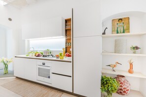 Kühlschrank, Mikrowelle, Ofen, Geschirrspüler