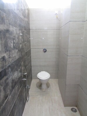 Family Shared Dormitory | Bathroom | Shower, free toiletries, hair dryer, towels