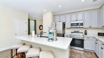 Private kitchen | Fridge, oven, coffee/tea maker, toaster