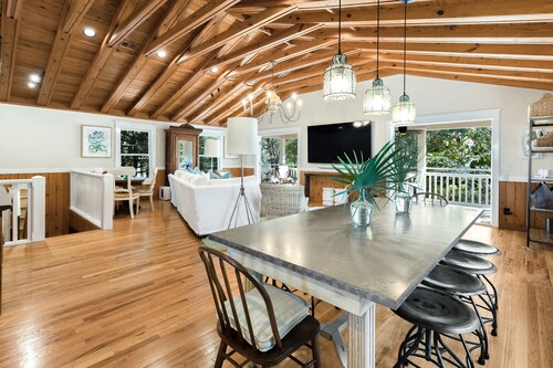 Old Seagrove "Angel's Share" 4BR | Sleeps 10 | Heated Pool | Updates | 🐶