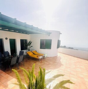 Outdoor dining - Quiet house with spectacular views to Isla de Lobos and Fuerteventura. (La asomada)