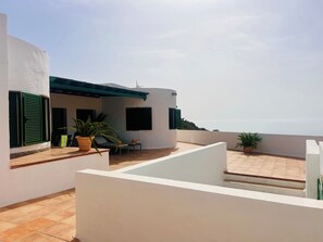 Terrace/patio - Quiet house with spectacular views to Isla de Lobos and Fuerteventura. (La asomada)