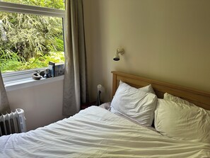 2 habitaciones, tabla de planchar con plancha, wifi y ropa de cama