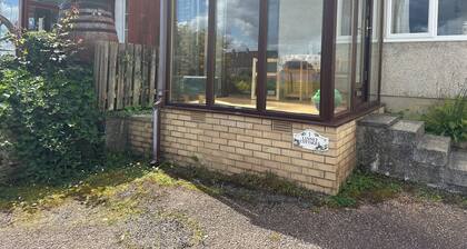 Family Cottage by the Crinan Canal, handy for whisky, golf and standing stones.