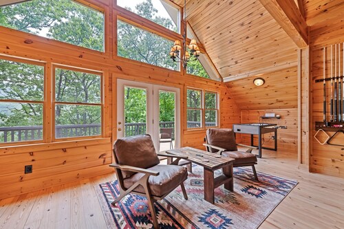 Spacious 4 BD 4 BA Cabin w/2 Bonus Areas 2 Kitchens Game Room, Hot Tub