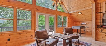 Spacious 4 BD 4 BA Cabin w/2 Bonus Areas 2 Kitchens Game Room, Hot Tub