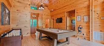 Spacious 4 BD 4 BA Cabin w/2 Bonus Areas 2 Kitchens Game Room, Hot Tub