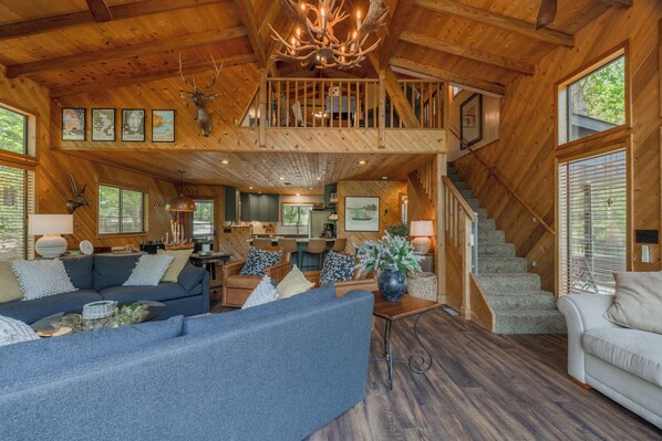 Smart TV, fireplace