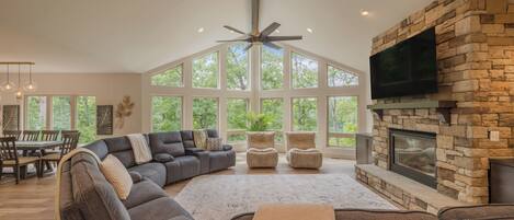 Smart TV, chimenea y futbolito