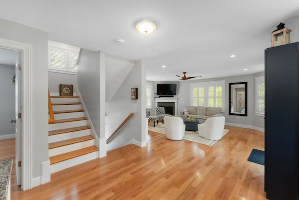 Smart-tv, dvd-afspiller, bordtennisbord, bøger