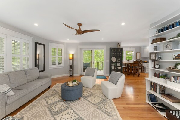 TV connectée, lecteur de DVD, table de tennis de table, livres