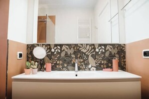Ducha, secador de pelo, bidet, toallas