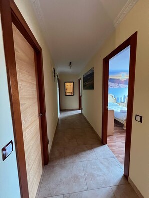 4 slaapkamers, een strijkplank/strijkijzer, reisbedje, wifi