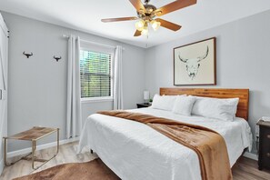 3 bedrooms, WiFi, bed sheets - Hot Tub Stay | Stylish Country-Themed Getaway (Canyon Lake)