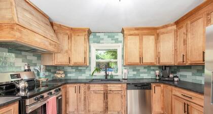 The Sweet Pea 3BD 2BA Cozy, Stylish Stay Just Minutes from I-40 & Everything