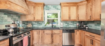 The Sweet Pea 3BD 2BA Cozy, Stylish Stay Just Minutes from I-40 & Everything