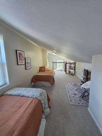 The Sweet Pea 3BD 2BA Cozy, Stylish Stay Just Minutes from I-40 & Everything
