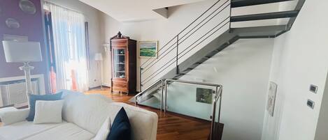 Smart-tv och eldstad