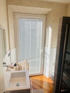 Shower, hair dryer, bidet, towels - La Dolce Vita Loft (Viareggio)