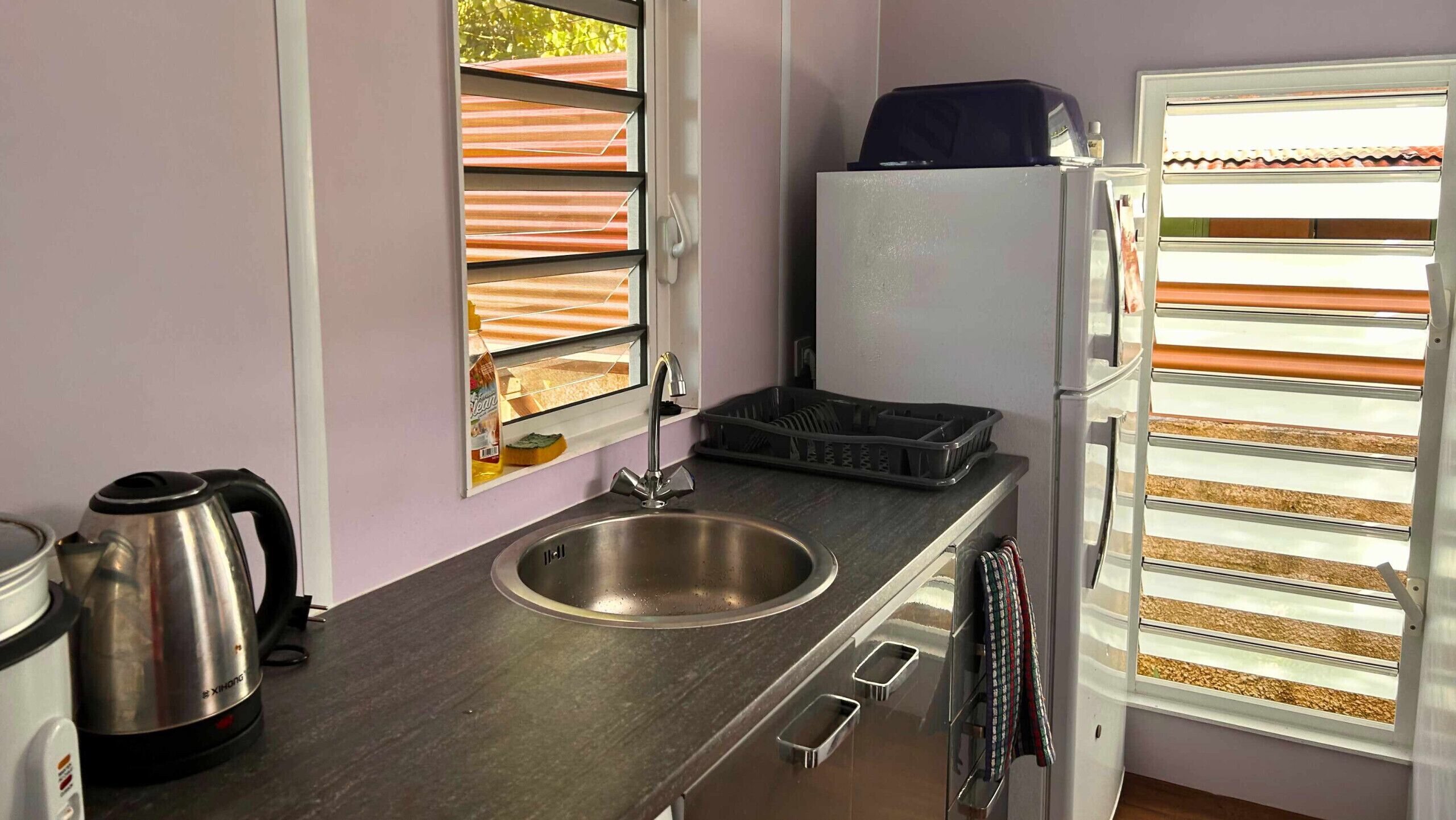 Réfrigérateur, micro-ondes, bouilloire électrique