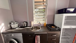 Kühlschrank, Mikrowelle, Wasserkocher, Kochgeschirr/Geschirr/Besteck