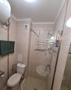 Sèche-cheveux, serviettes fournies, savon