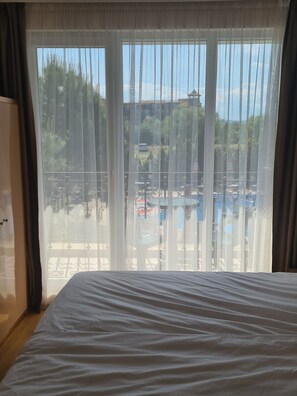 2 chambres, coffres-forts dans les chambres, fer et planche à repasser