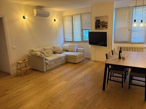 Smart TV - 3 rooms equipped all comfort with swimming pool and tennis near the navigli (Milano)