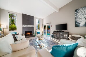 Una Smart TV, una chimenea, una mesa de tenis de mesa