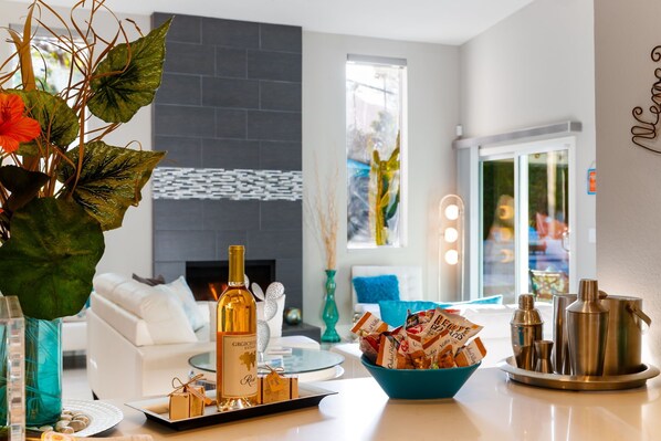 Smart TV, fireplace, ping pong