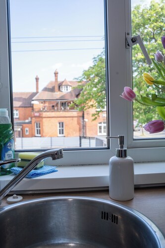 Rednest Convenient Town Centre Free Parking