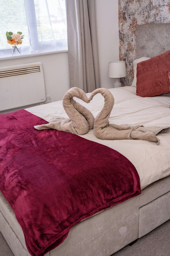 1 bedroom, desk, iron/ironing board, free WiFi - Rednest Convenient Town Centre Free Parking (swindon)