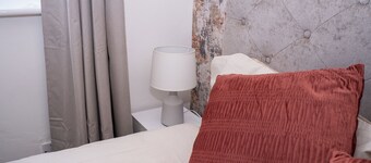 Rednest Convenient Town Centre Free Parking