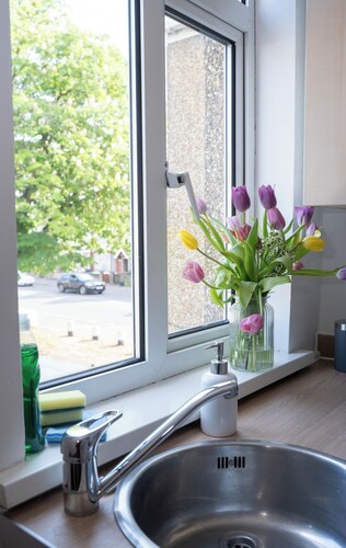 Rednest Convenient Town Centre Free Parking