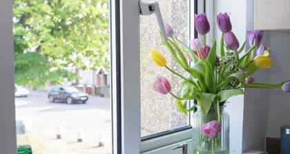 Rednest Convenient Town Centre Free Parking