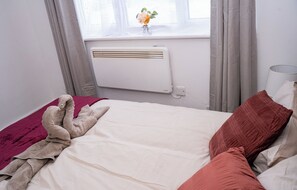 1 bedroom, desk, iron/ironing board, free WiFi - Rednest Convenient Town Centre Free Parking (swindon)