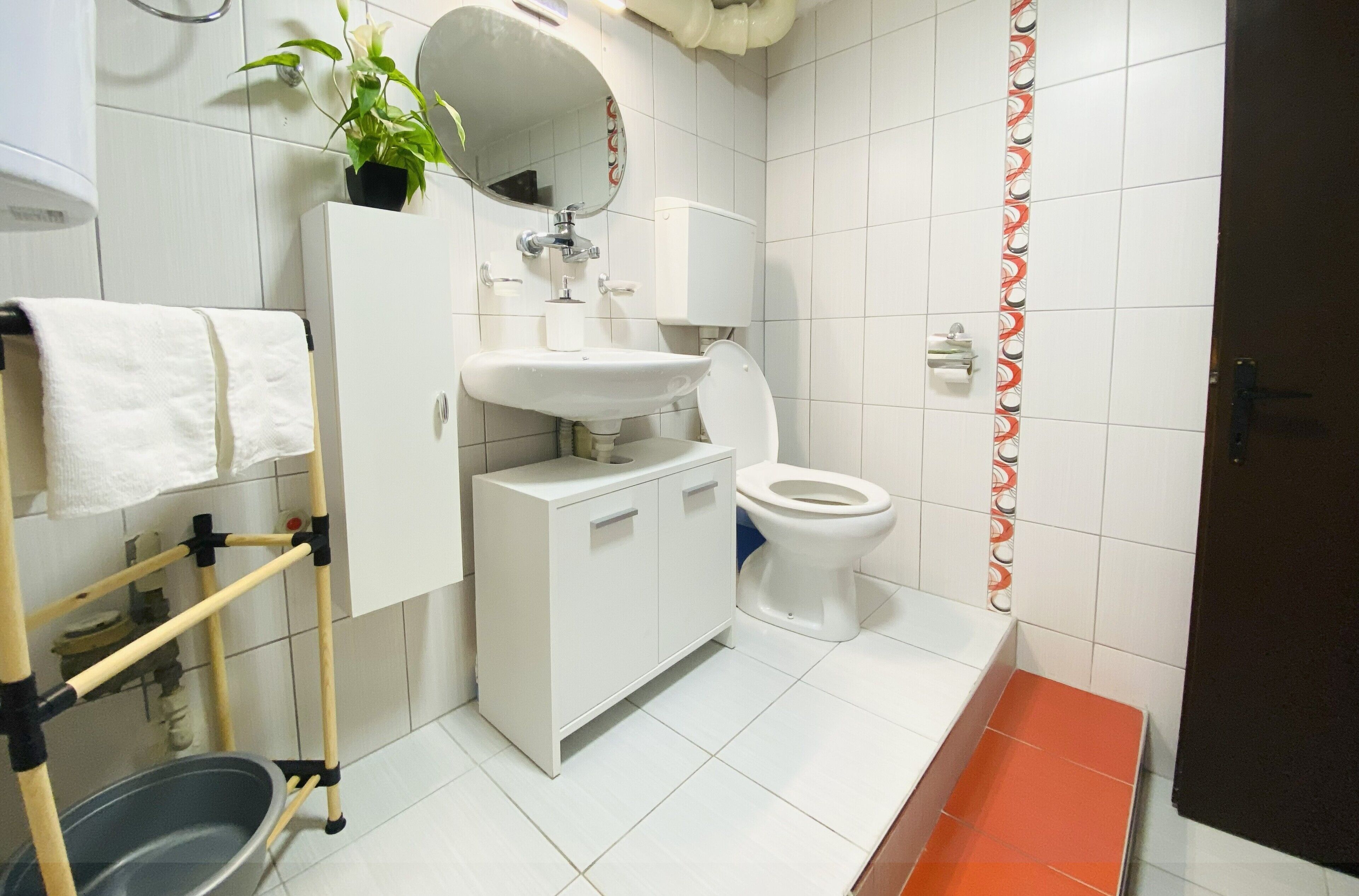 Ein Badezimmer mit Waschbecken, Toilette und Handtuchhalter.