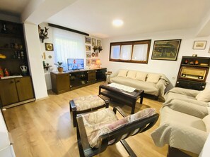 TV connectée, livres, chaîne hi-fi, écrans d'ordinateur