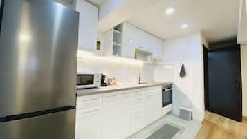 Refrigerador, microondas, horno y parrilla de estufa