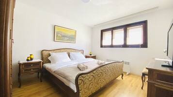 2 slaapkamers, een strijkplank/strijkijzer, gratis wifi, beddengoed