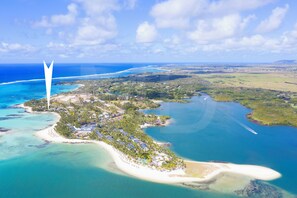 Sulla spiaggia, lettini da mare, teli da spiaggia