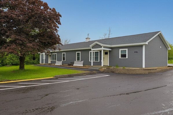 Exterior - Charming 3-bedroom house with a Pond View/pet friendly (Belfast)