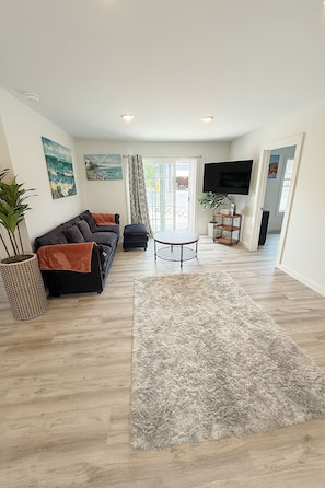 Smart TV, fireplace - Charming 3-bedroom house with a Pond View/pet friendly (Belfast)