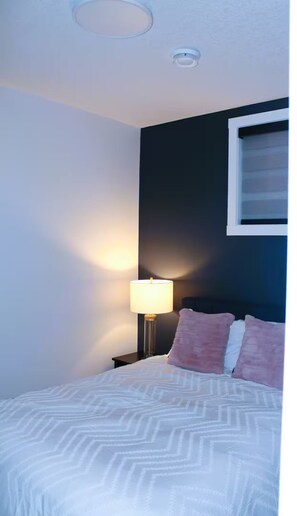 2 bedrooms, desk, iron/ironing board, free WiFi - The Cozy Nook of Seton (Calgary)