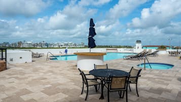 Alberca al aire libre y alberca climatizada