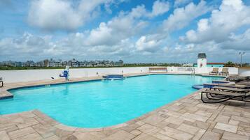 Una piscina al aire libre, una piscina climatizada