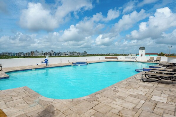 Una piscina al aire libre, una piscina climatizada