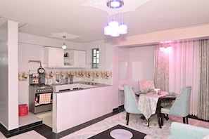 Appartement Deluxe | Cuisine privée | Réfrigérateur, micro-ondes, batterie de cuisine, vaisselle et ustensiles