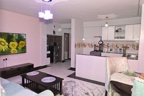 Familienapartment | Wohnbereich | 34-Zoll-Smart-TV mit Digitalempfang